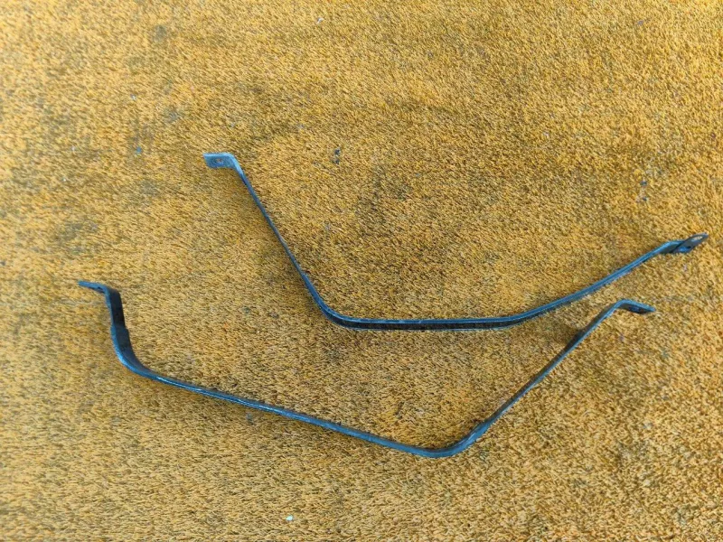 Крепление топливного бака