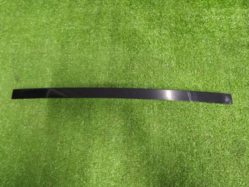 Направляющая стекла двери