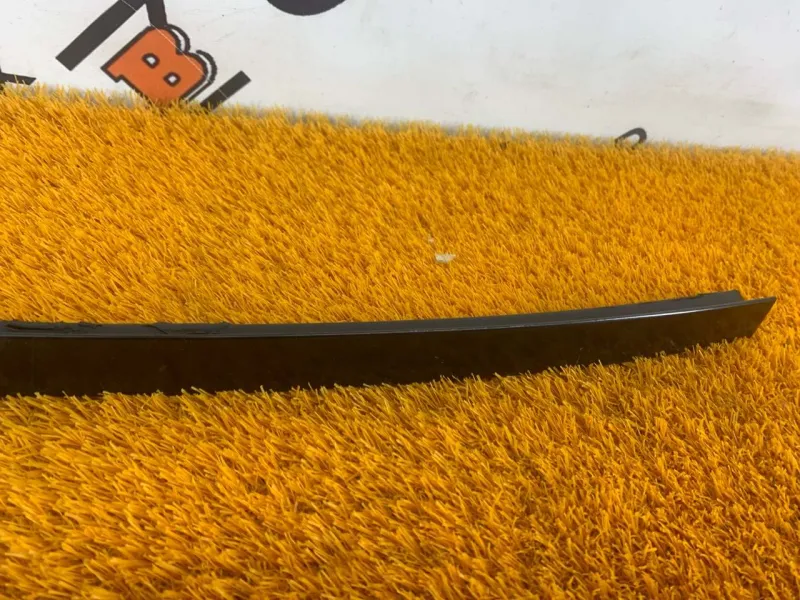 Направляющая стекла двери