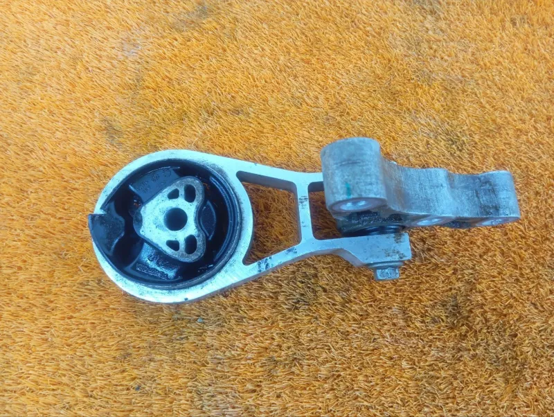 Подушка двигателя