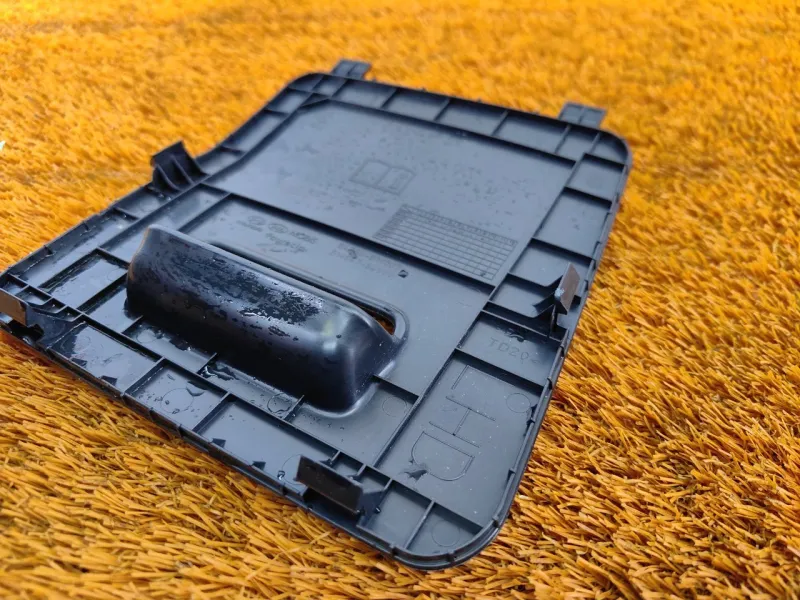 Крышка блока предохранителей