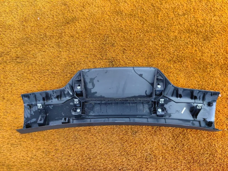 Обшивка двери багажника