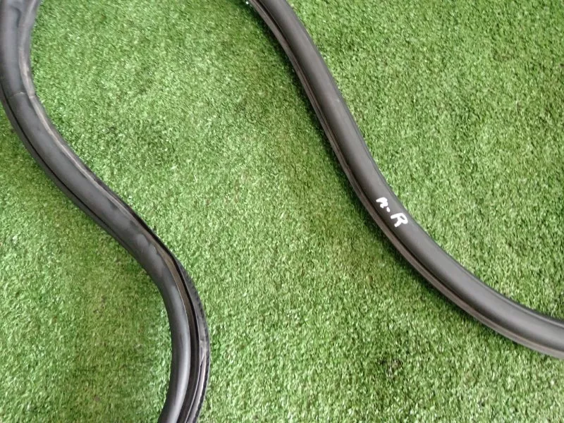 Уплотнитель проема двери