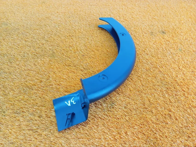 Накладка петли крышки багажника