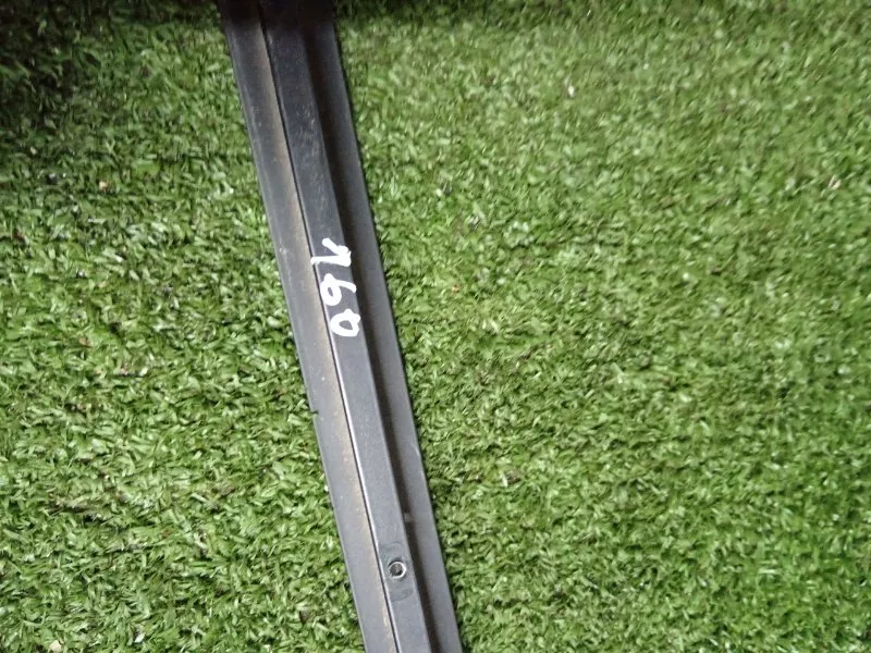 Направляющая стекла двери