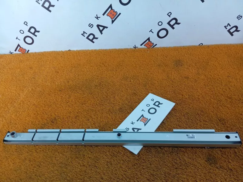 Направляющая шторки багажника