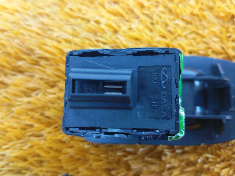 Кнопка стеклоподъемника