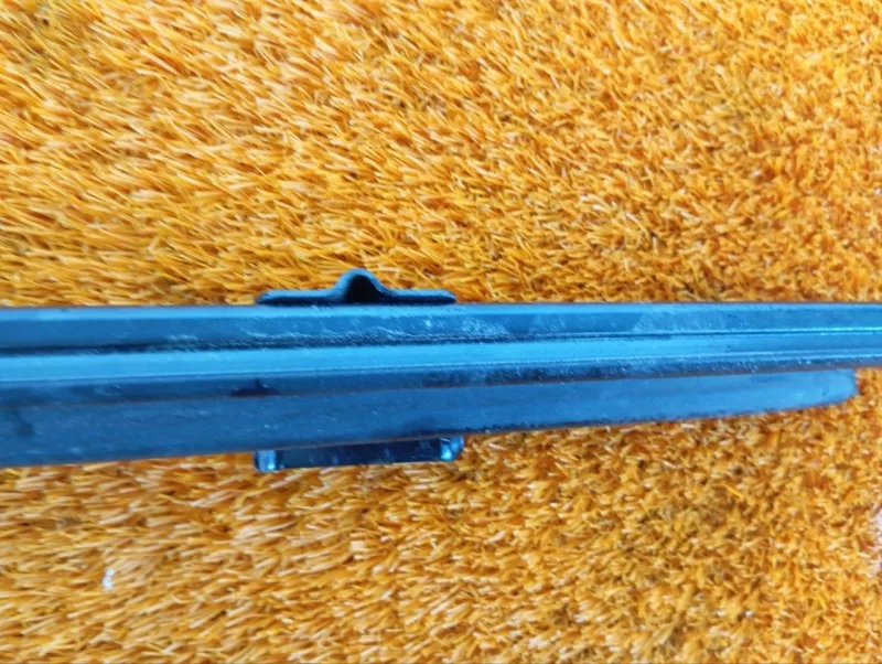 Направляющая стекла двери