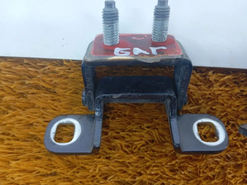 Петля двери багажника