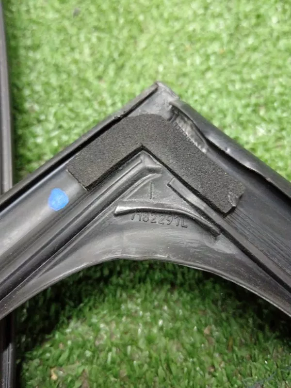 Уплотнитель стекла двери