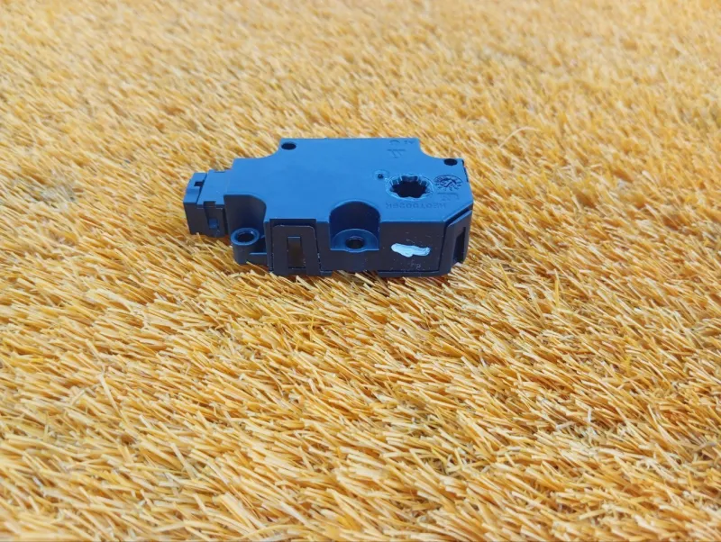 Сервопривод заслонок печки