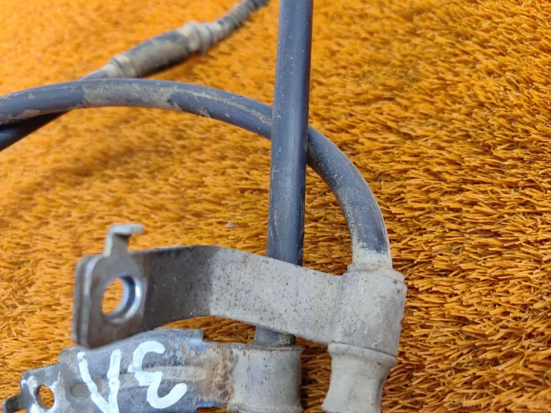 Трос стояночного тормоза