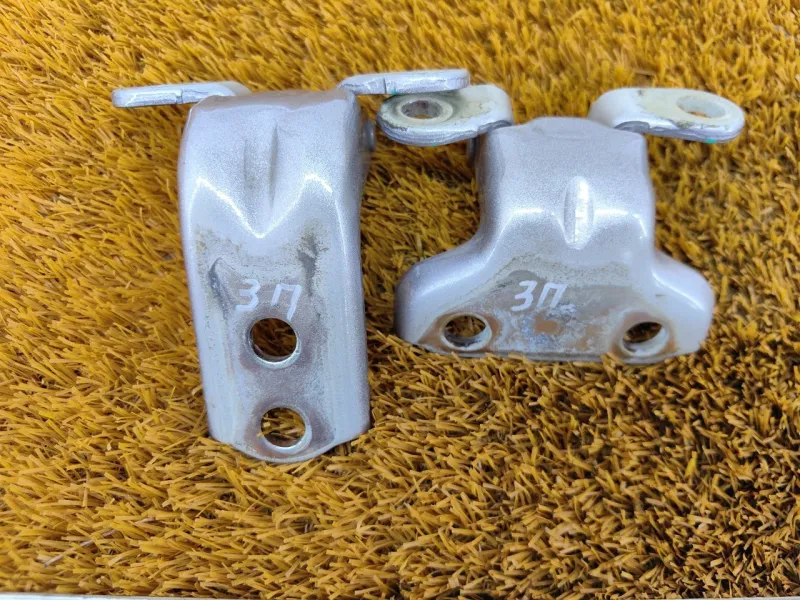 Петля двери