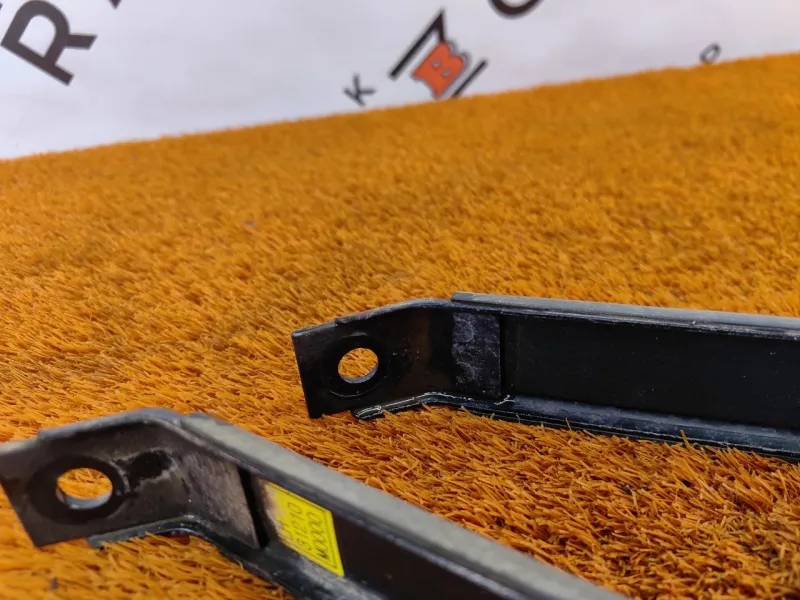 Крепление топливного бака