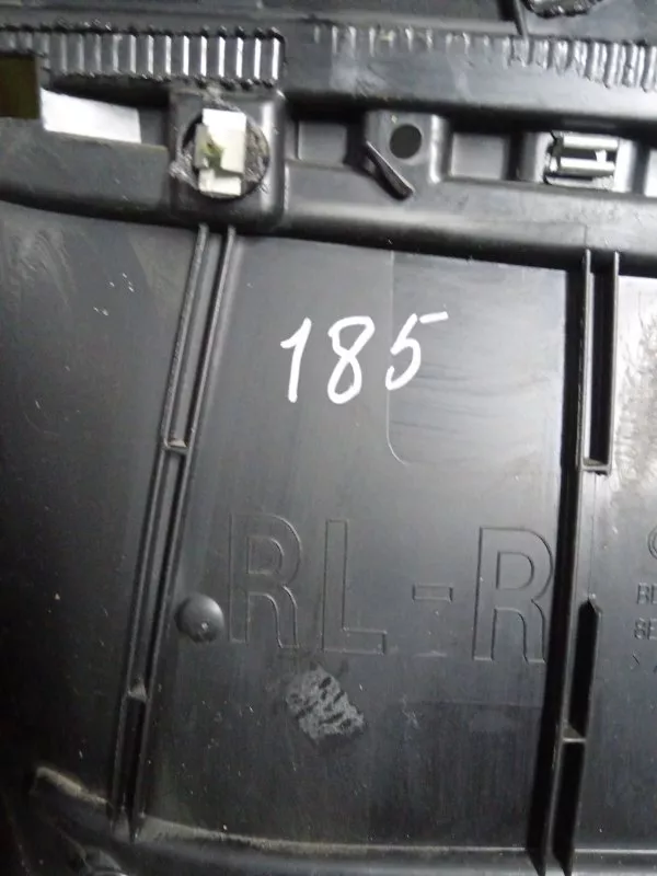 Обшивка двери Audi A4 2006 8E0867305 B7, передняя правая