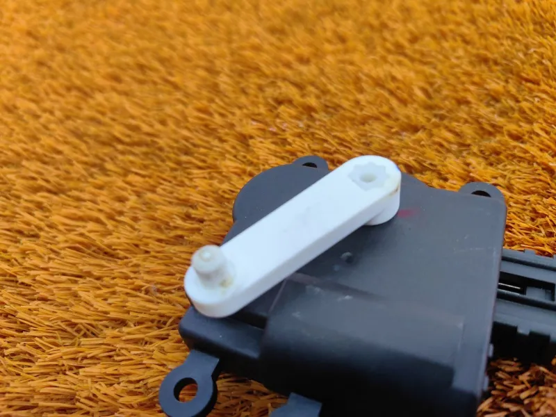 Сервопривод заслонок печки