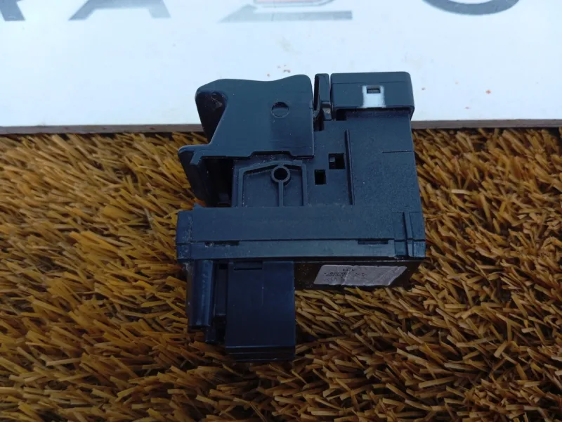 Кнопка стояночного тормоза