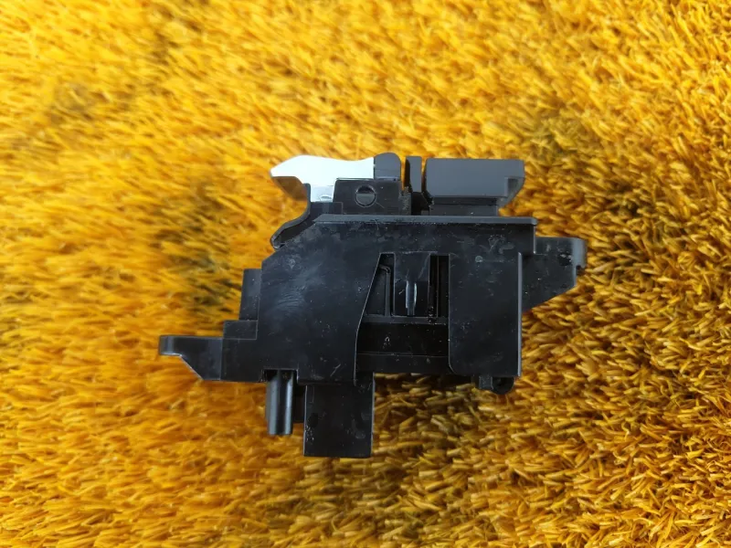 Кнопка стояночного тормоза