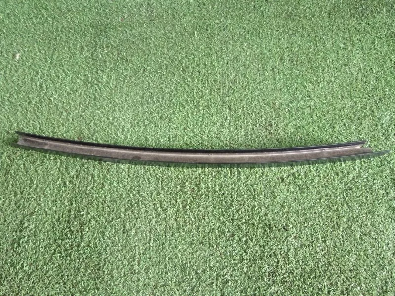 Направляющая стекла двери