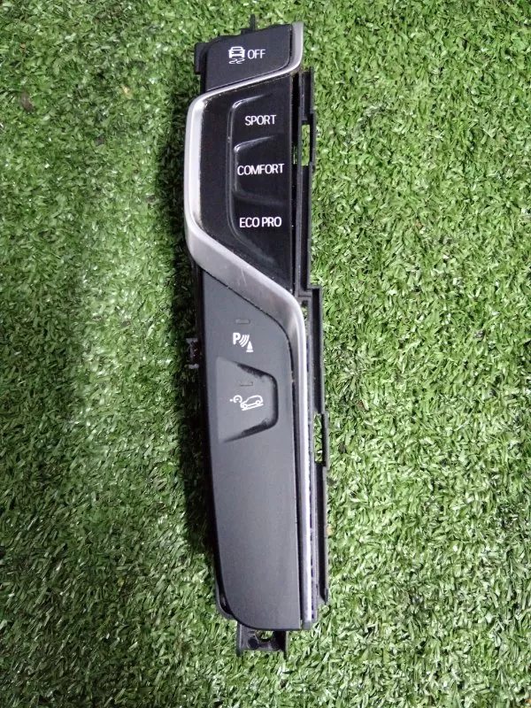 Панель управления в центральной консоли