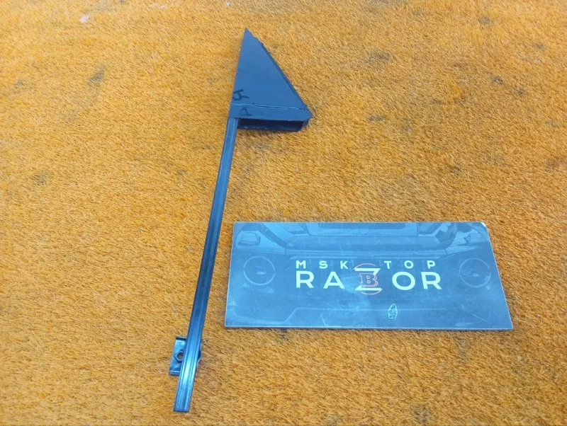 Направляющая стекла двери