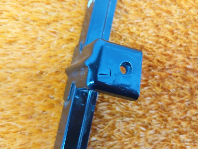 Направляющая стекла двери