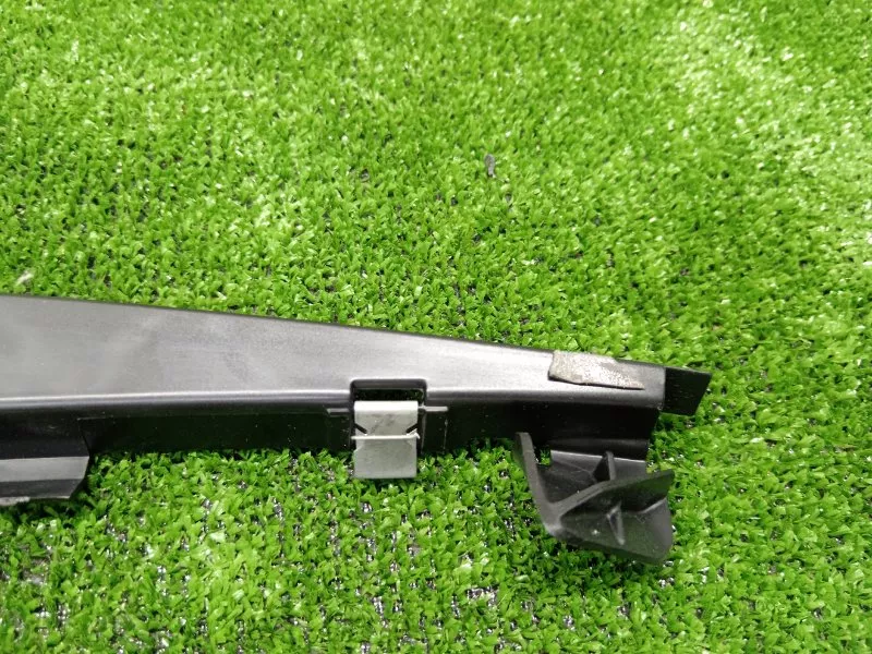 Кронштейн уплотнителя двери