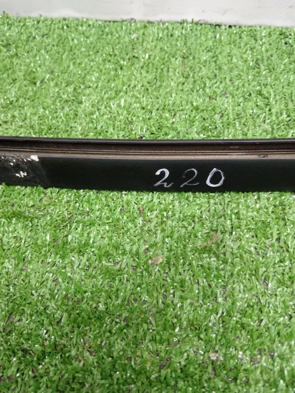 Направляющая стекла двери