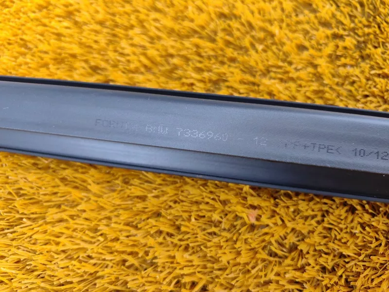 Уплотнитель стекла двери