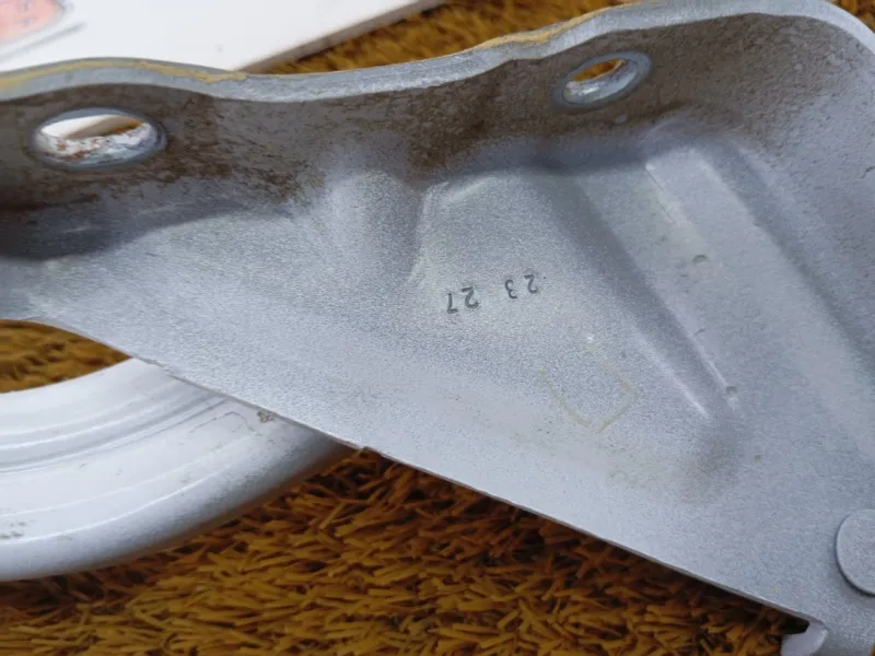 Петля капота