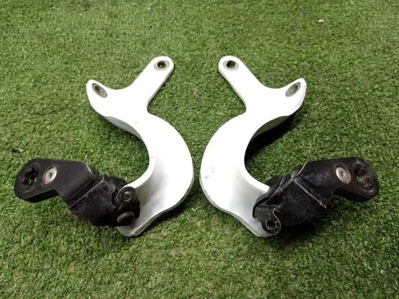 Петля двери багажника