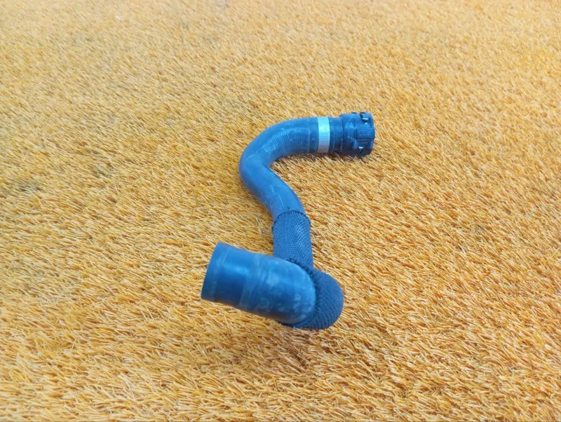 Патрубок системы охлаждения