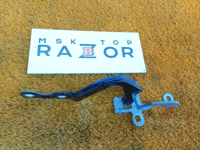 Петля двери багажника