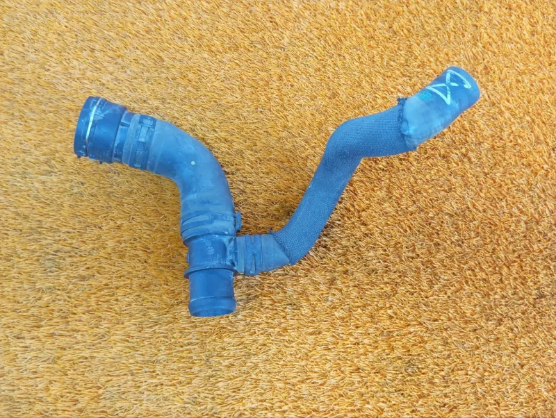 Патрубок системы охлаждения