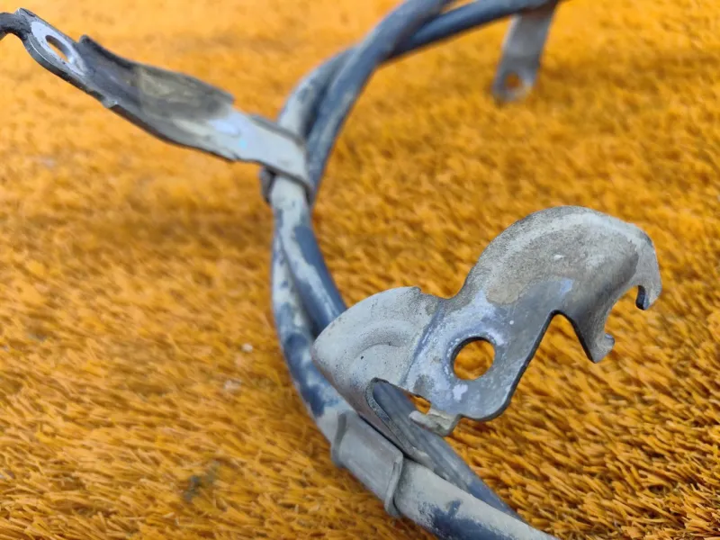 Трос стояночного тормоза