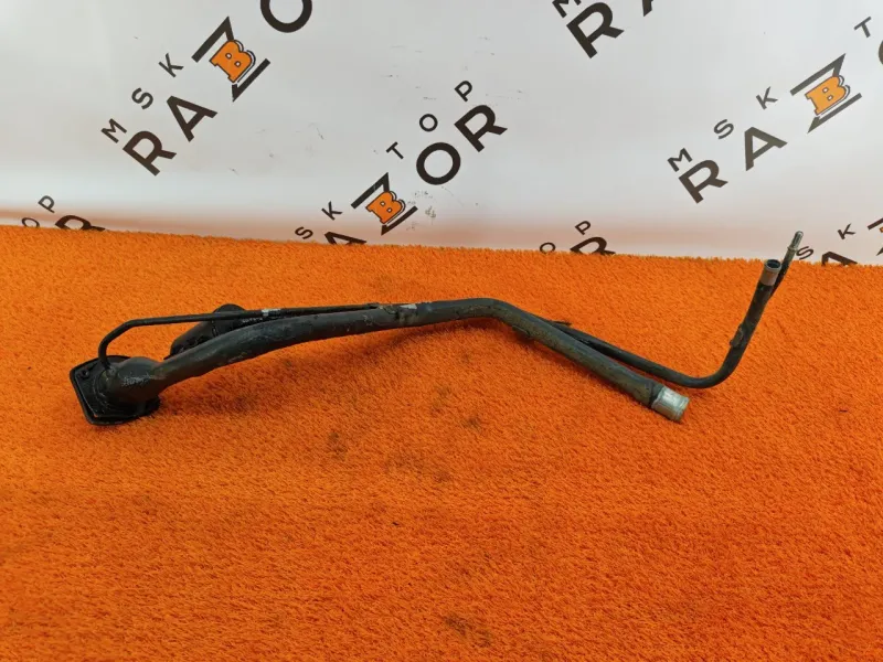 Горловина топливного бака