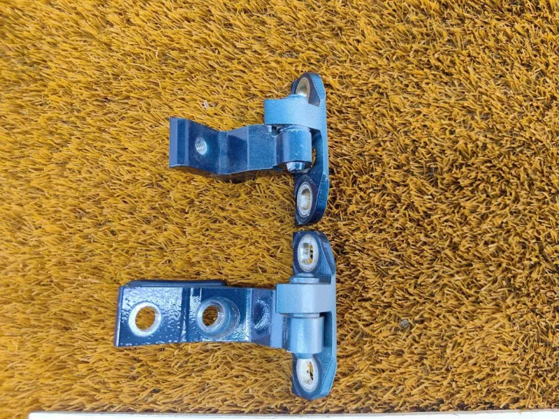 Петля двери