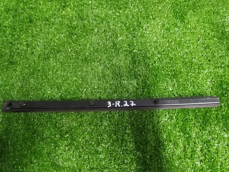 Направляющая стекла двери