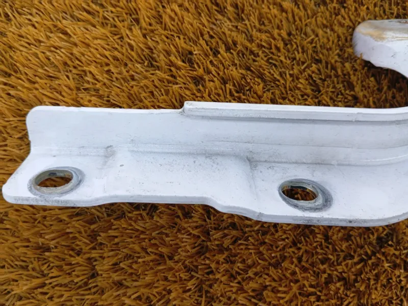 Петля капота