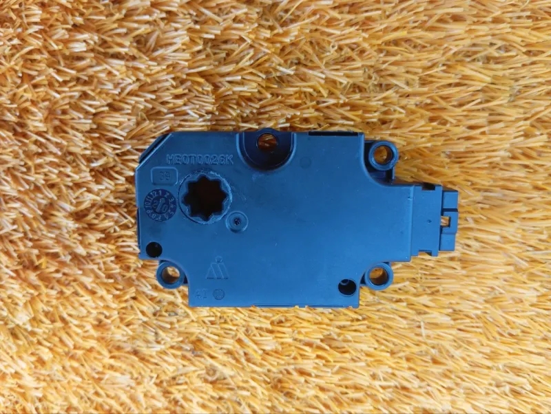 Сервопривод заслонок печки