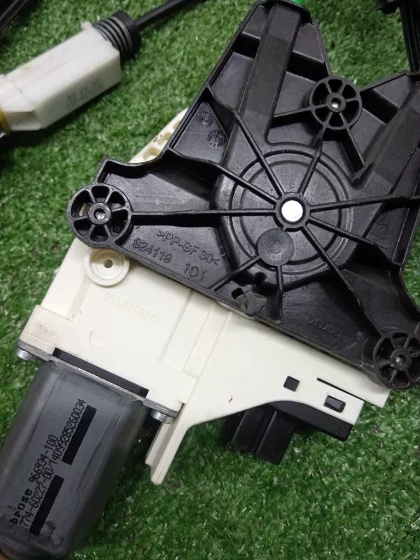 Стеклоподъемник Audi A4 2009 8K0839461 B8, задний левый