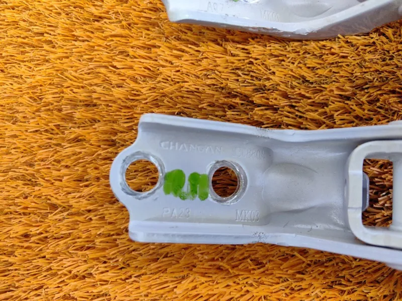 Петля двери