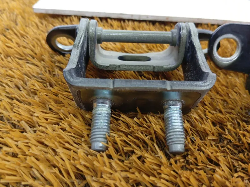 Петля двери багажника