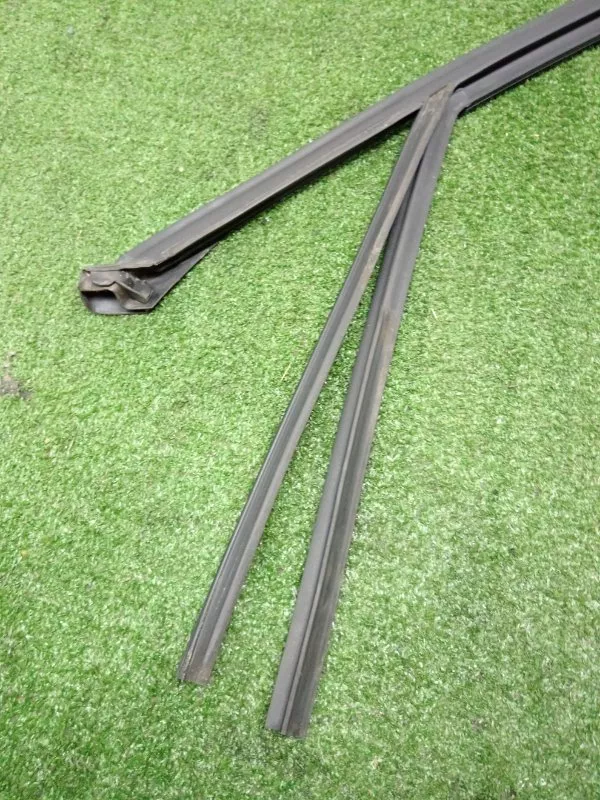 Уплотнитель стекла двери