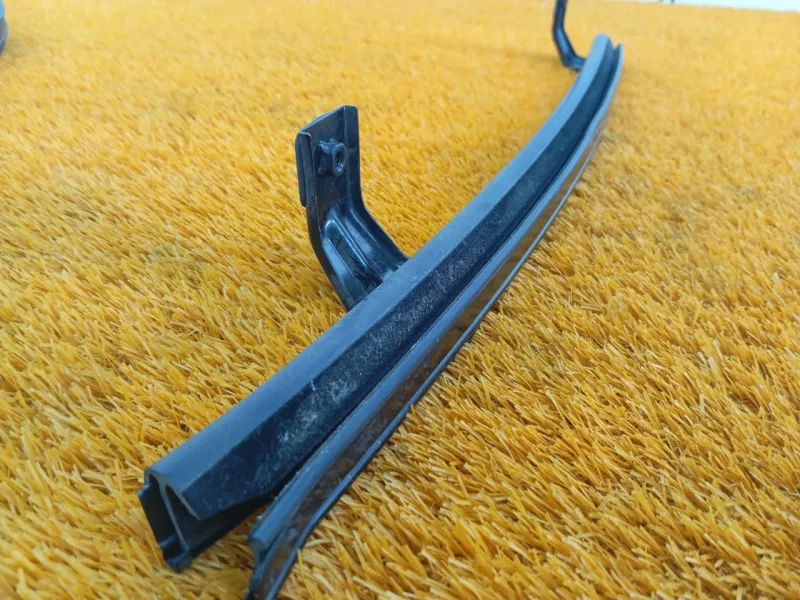 Направляющая стекла двери