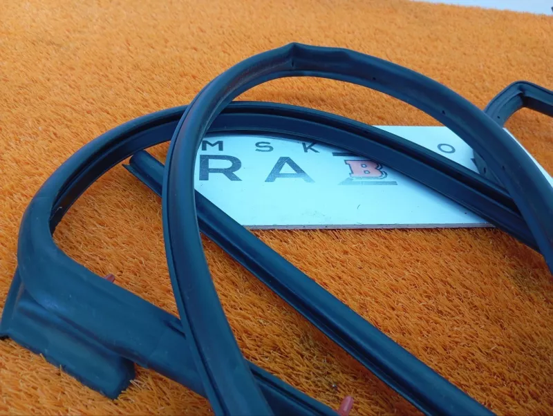 Уплотнитель двери