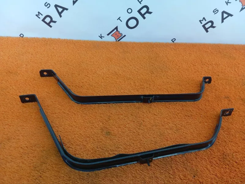 Крепление топливного бака