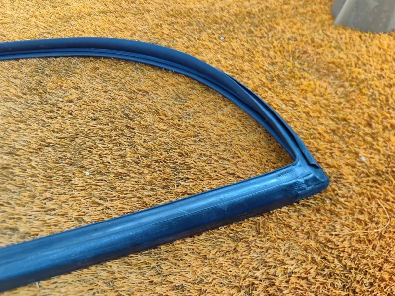 Уплотнитель стекла двери