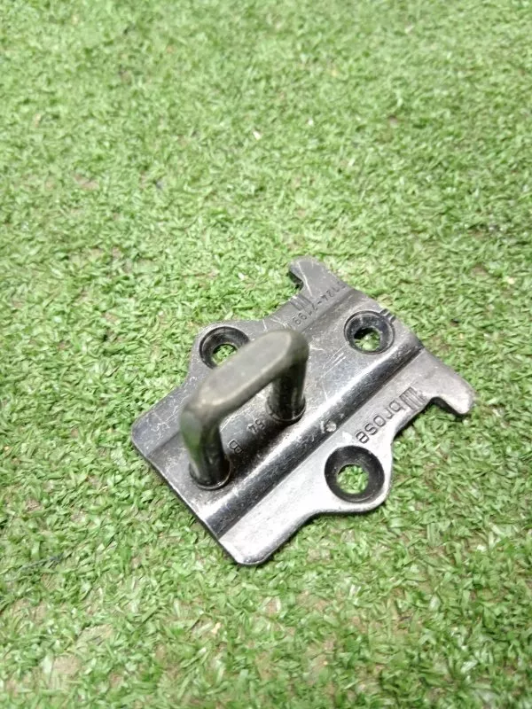 Петля крышки багажника