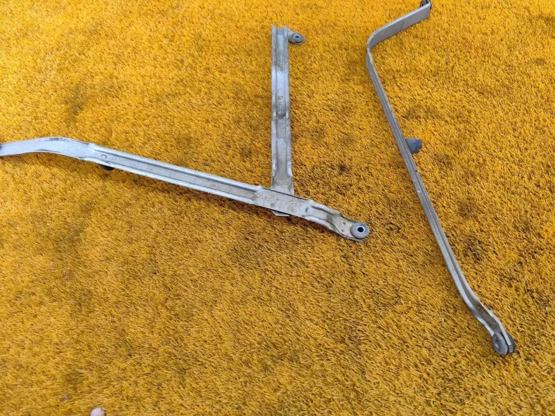 Крепление топливного бака